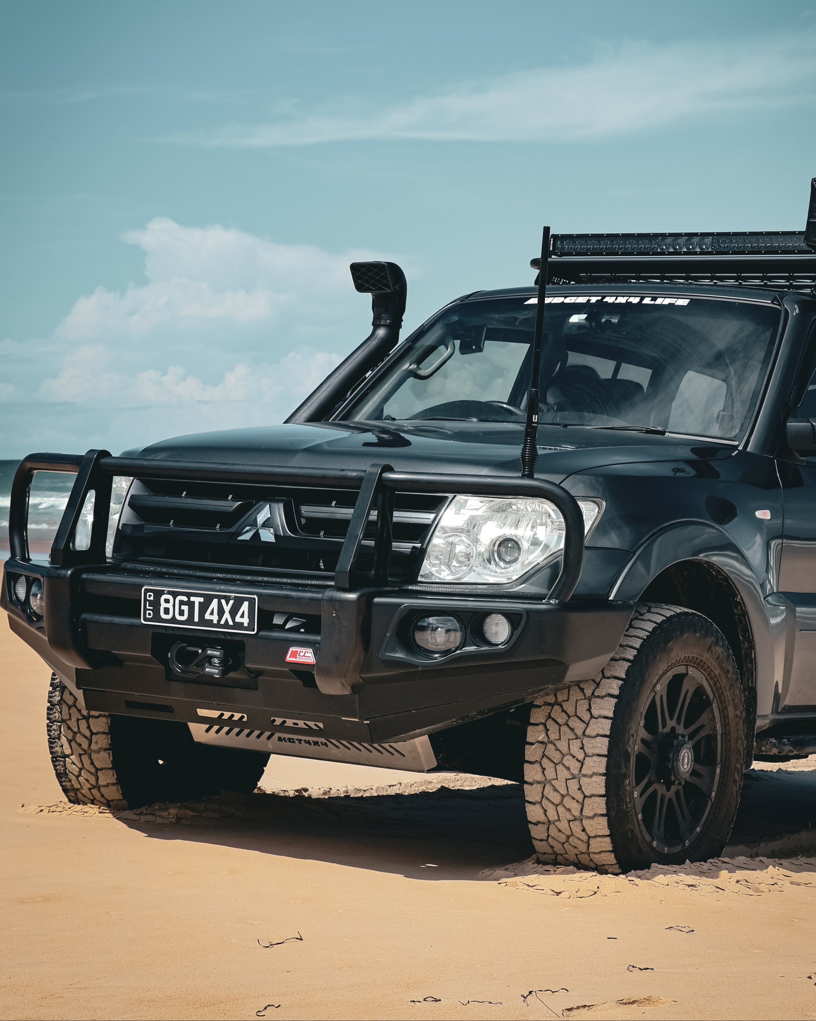 Budget 4x4 Life Windscreen Sticker (60 x 3.3cm) - White