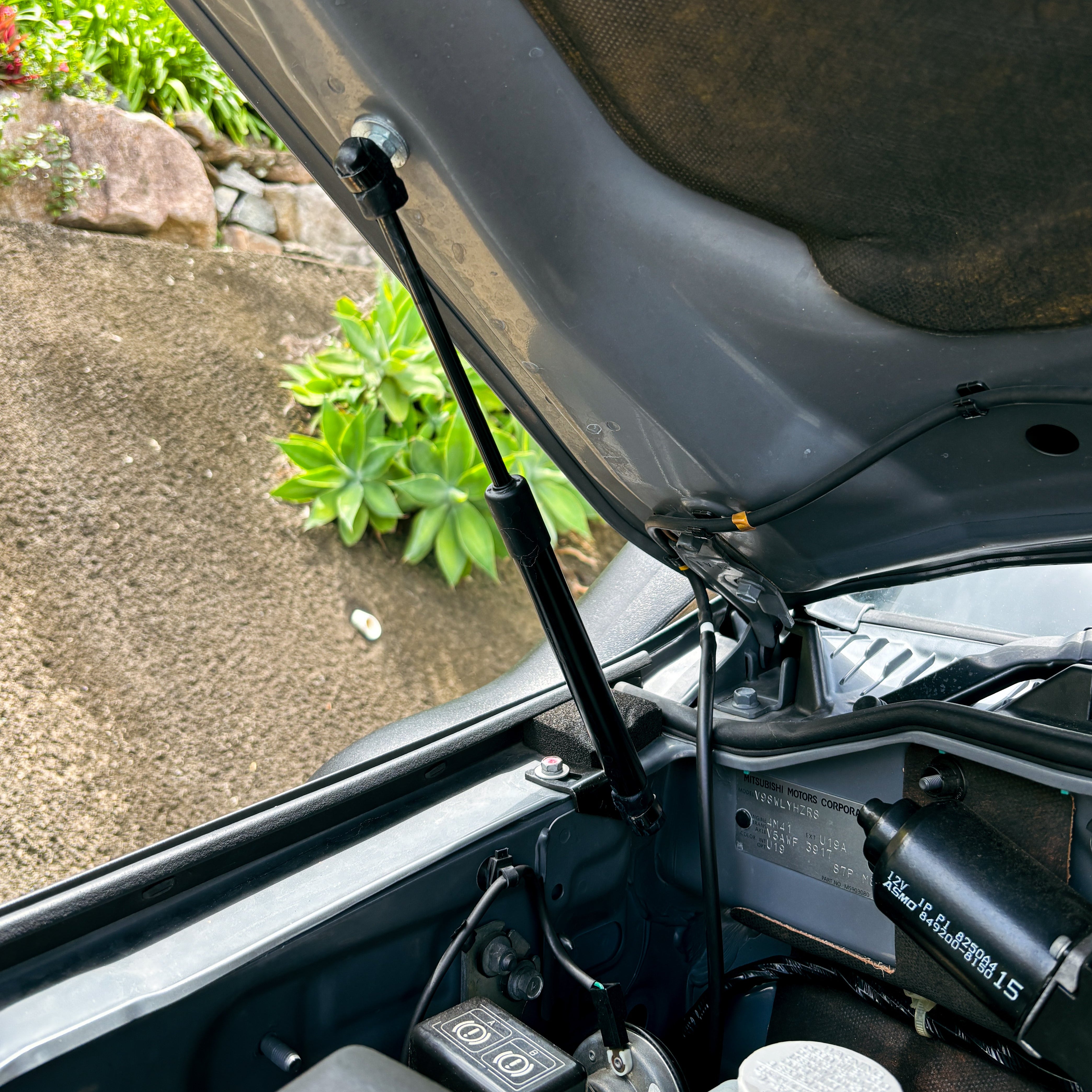 Mitsubishi Pajero Bonnet Struts NS, NT, NW, NX
