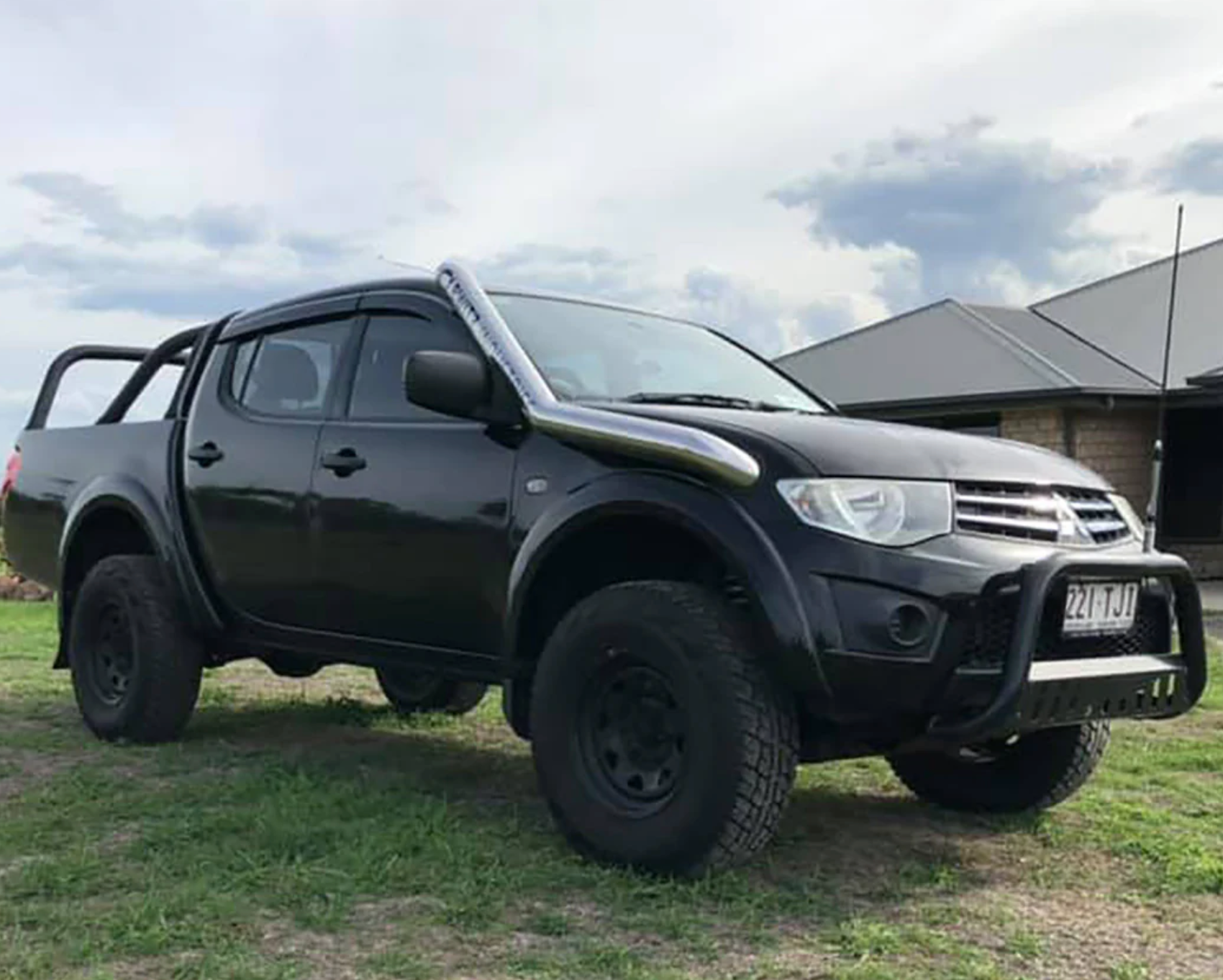 Mitsubishi Triton MN 2009 - 2014 Long Entry Snorkel (Seamless Polished)